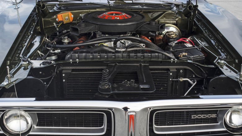 Coleção de muscle cars Dodge e Plymouth com motores Mopar 440