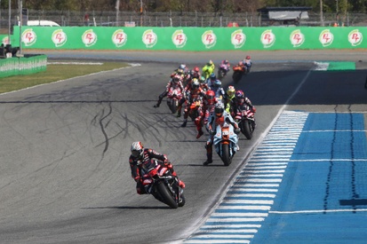 Marco Bezzecchi da Aprilia Racing durante uma corrida