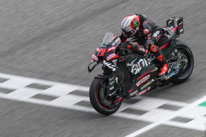 Marco Bezzecchi em sua moto Aprilia durante um evento