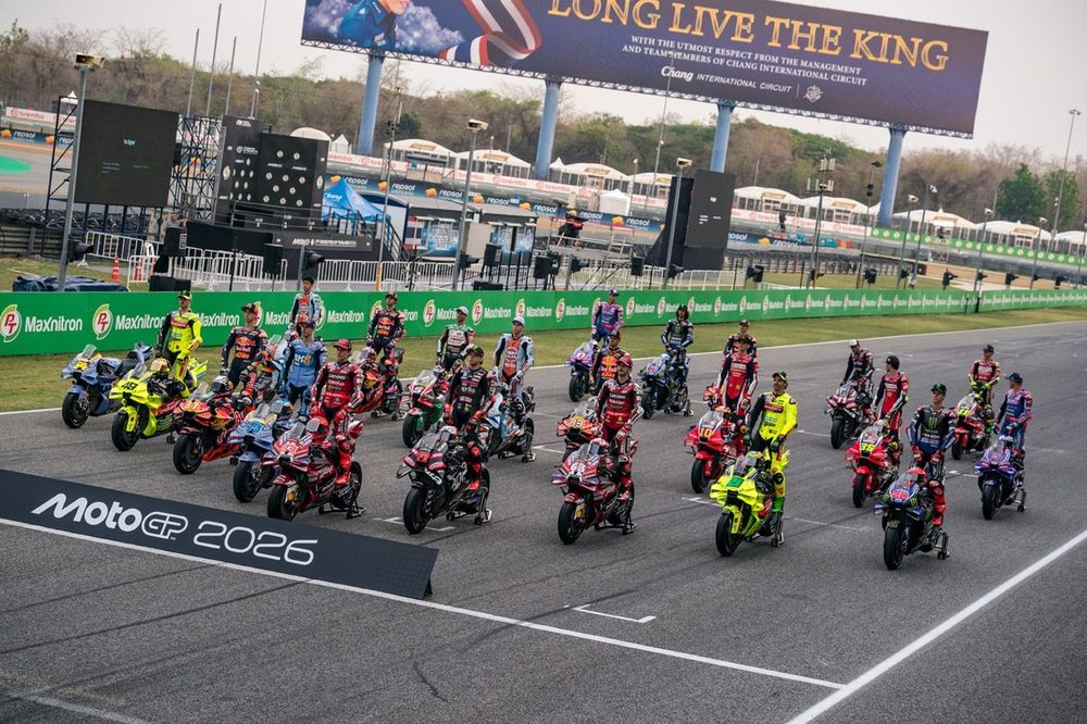 Paddock do MotoGP com equipes e pilotos se preparando