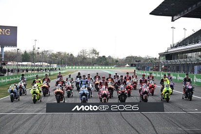 Pilotos do MotoGP posam para foto em grupo