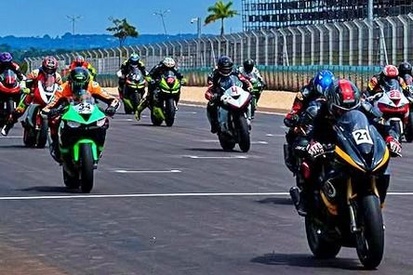 Detalhe de uma motocicleta de MotoGP em alta velocidade