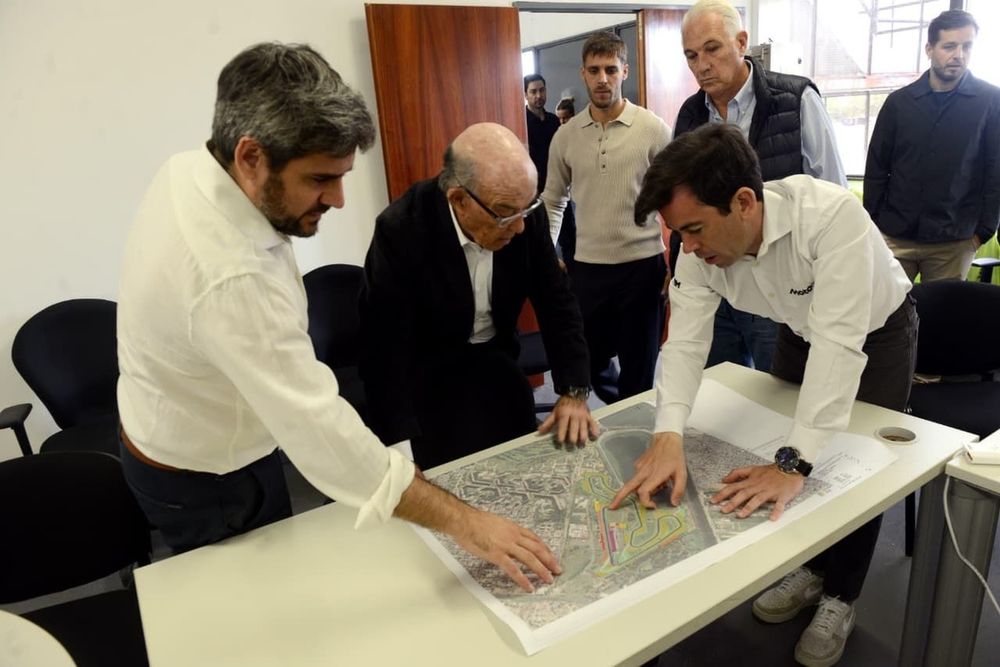 Carmelo Ezpeleta e Carlos Ezpeleta durante visita às obras no Autódromo de Buenos Aires