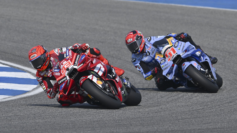 Pilotos de MotoGP em corrida, disputando posição