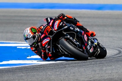 Marco Bezzecchi em sua moto Aprilia, que marcou o melhor tempo nos testes.