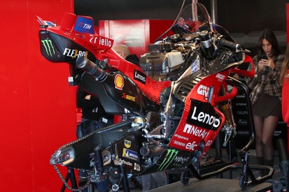 Detalhe de uma motocicleta da equipe Ducati, principal referência no grid.