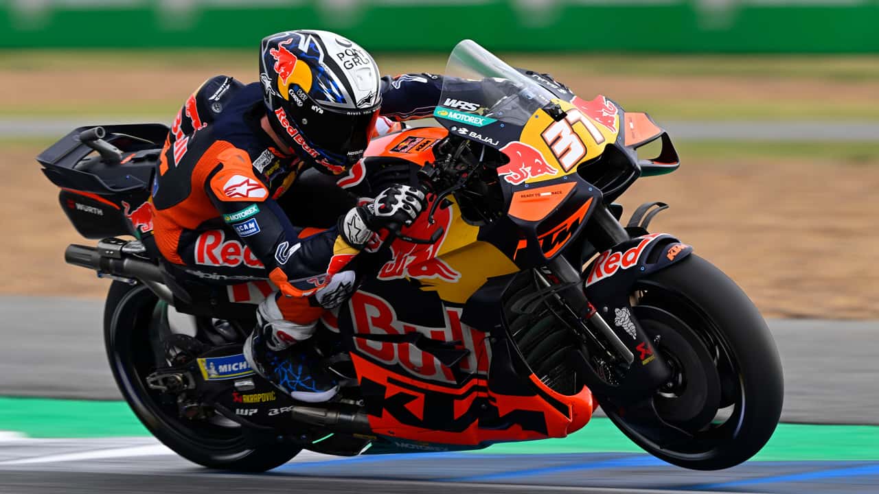 Moto de corrida KTM Red Bull na pista