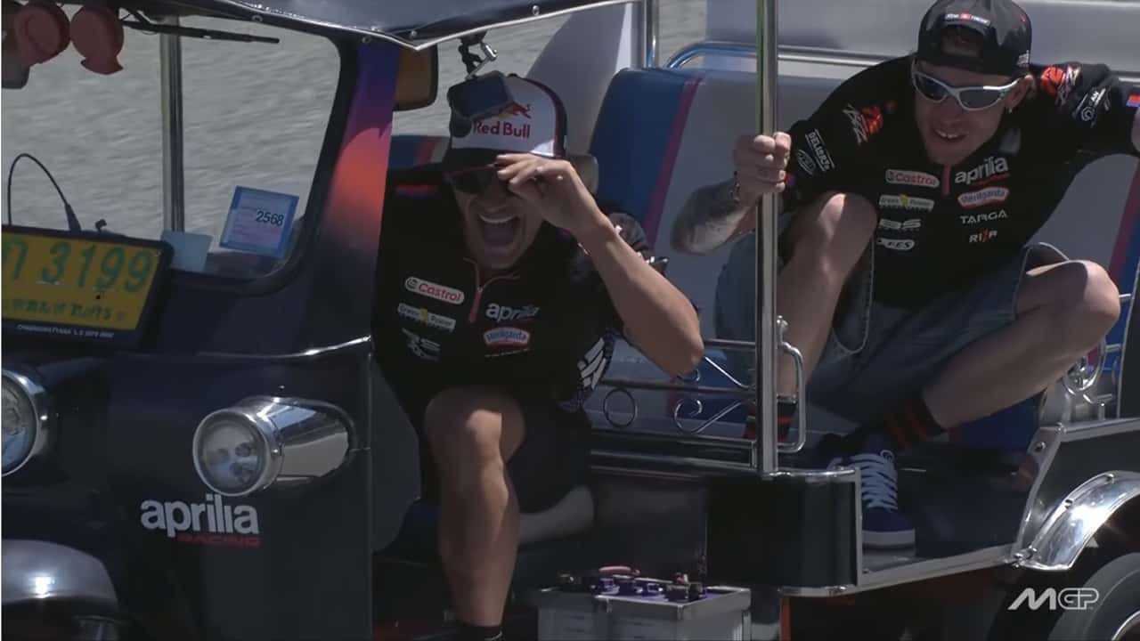 Pilotos de MotoGP em tuk-tuks durante o desafio de abertura da temporada