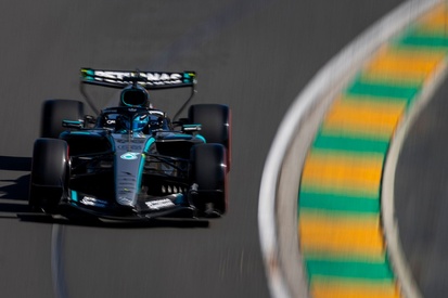 George Russell da Mercedes em ação na pista.