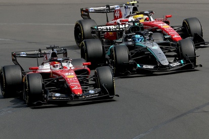 Lewis Hamilton da Mercedes e Charles Leclerc da Ferrari em disputa na pista.