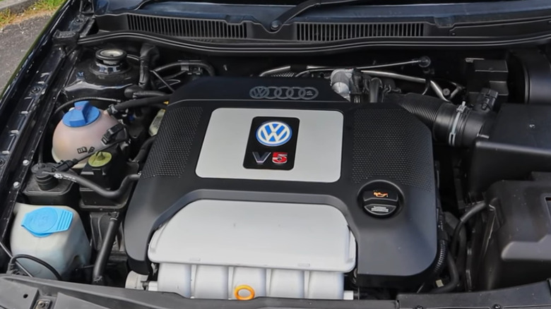 Motor V5 da Volkswagen em corte, mostrando os cinco cilindros em arranjo compacto