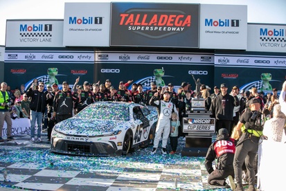 Carros da NASCAR Brasil acelerando na pista