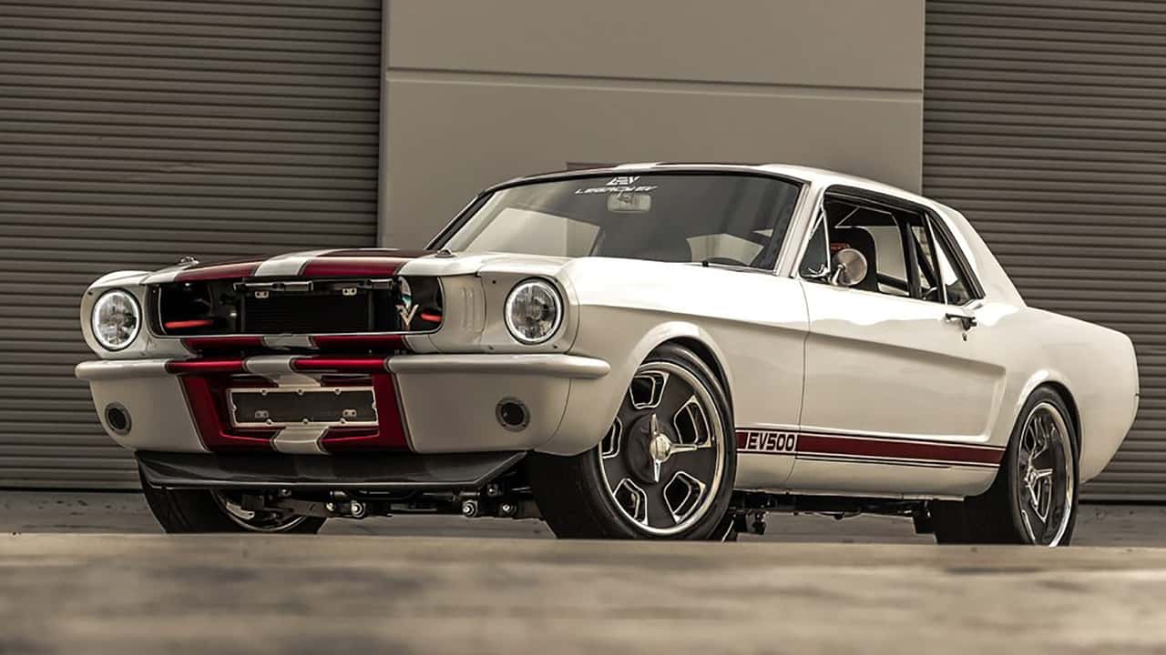 Ford Mustang 1965 convertido para elétrico pela Revolt Systems
