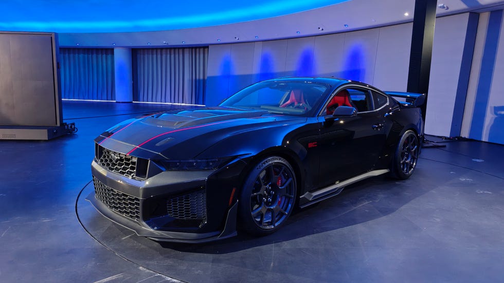 Interior do Mustang Dark Horse SC com detalhes em vermelho