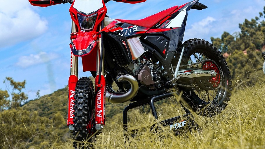 Detalhe da suspensão dianteira Kayaba da MXF 300 TSX-R