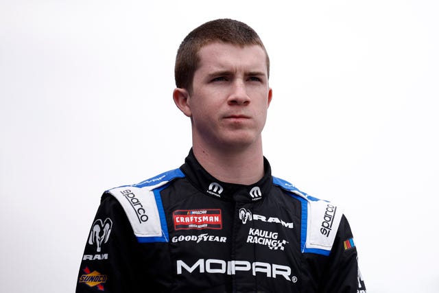 Daniel Dye em seu carro de corrida da NASCAR Truck Series