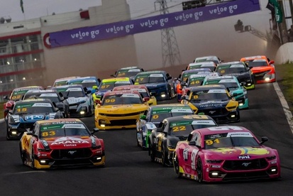 Carros da NASCAR em formação na pista de corrida