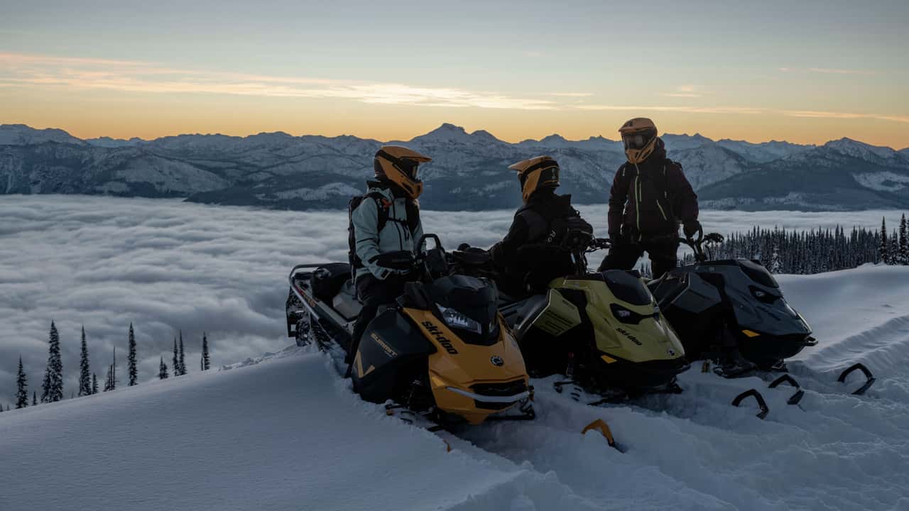Linha de snowmobiles BRP 2025 em paisagem de neve