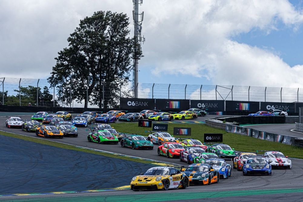 Porsche Cup 2026 em Interlagos, exibindo a ação de corrida dos veículos