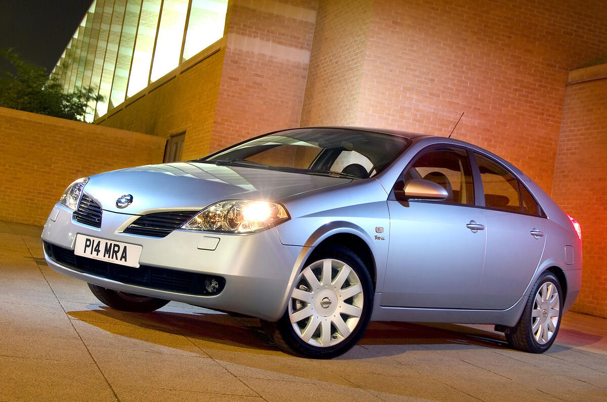 Nissan Primera P12 branco com design futurista em estrada campestre