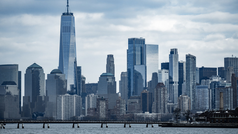 Placa eletrônica indicando o início da área de precificação de congestionamento em Nova York