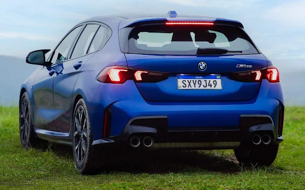 BMW M135 xDrive 2026 em cor azul metálica, visto de frente em ângulo baixo