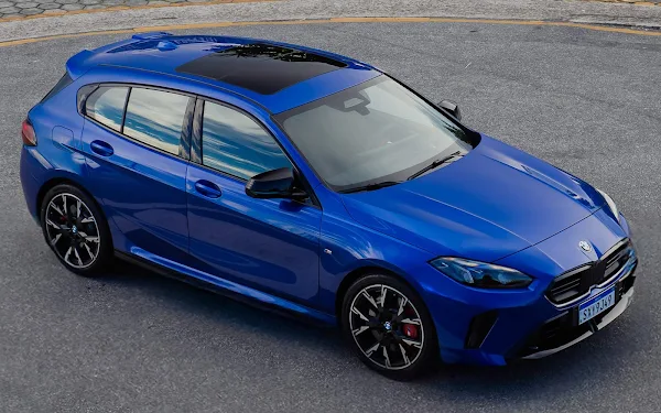 BMW M135 xDrive 2026 em cor azul metálica, visto da traseira em ângulo baixo