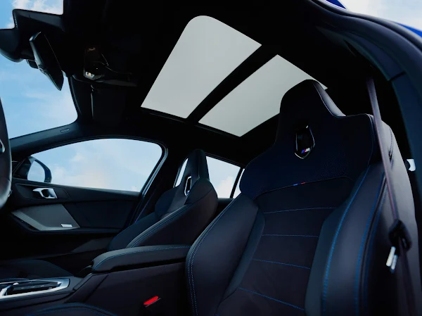 Painel de instrumentos digital do BMW M135 xDrive 2026 com informações de condução