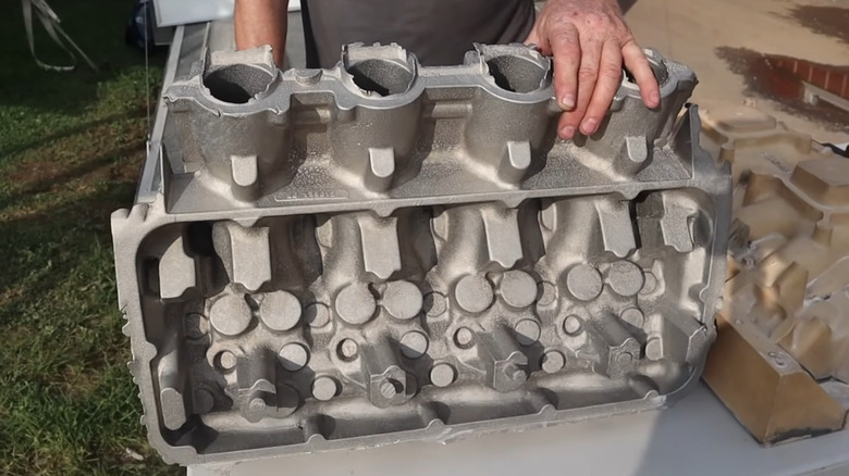 Detalhe do motor Ford Calliope V8 com velocity stacks