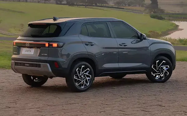 Hyundai Creta na cor prata, mostrando a dianteira e lateral