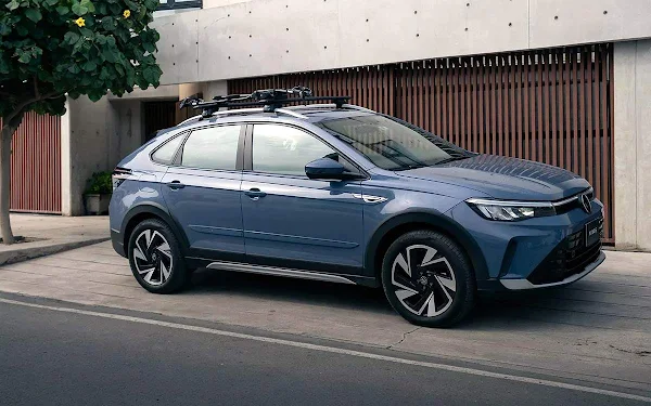 Volkswagen Nivus na cor vermelha, em um ambiente de estúdio