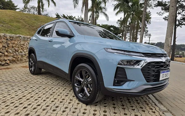 Chevrolet Tracker na cor azul escuro, estacionado