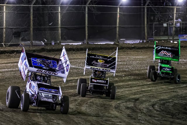 Sprint car em alta velocidade na pista de terra