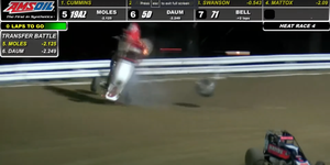 Sprint car de corrida em posição de largada