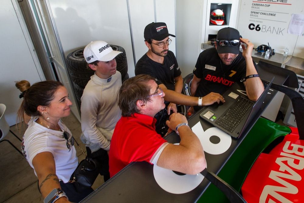 Oliver Paludo e Miguel Paludo no grid da Porsche Cup no Velocitta