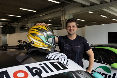 Miguel Paludo em seu Porsche de competição na pista do Velocitta
