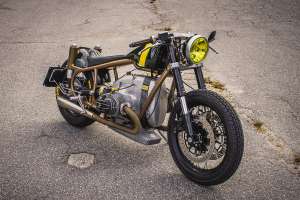 Visão lateral da BMW R50/2 customizada, mostrando o motor boxer e o design esportivo