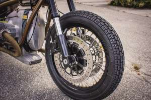 Suspensão dianteira invertida Kawasaki ZX-7R e mesas triplas usinadas CNC