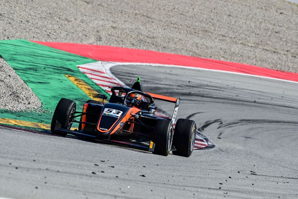 Pedro Lima no carro #53 da equipe VAR durante a F4 Winter Series