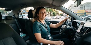Motorista de Uber ao volante