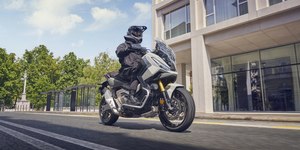 Honda X-ADV 2026 em cenário urbano