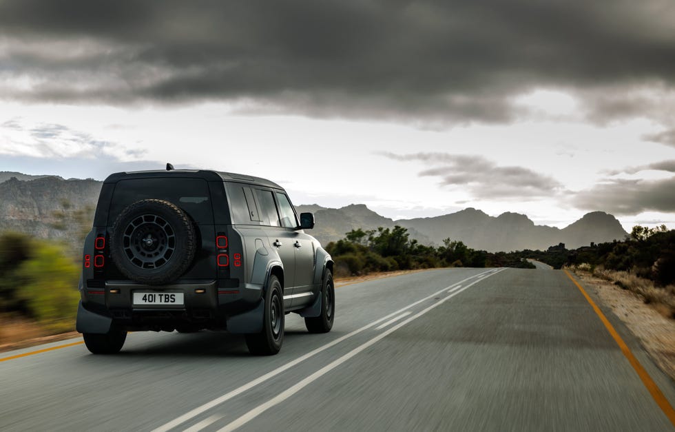 Land Rover Defender Octa 2025 verde em trilha de terra com fundo montanhoso