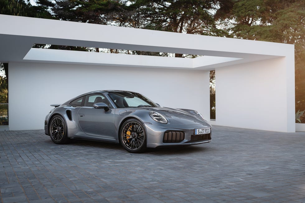 Porsche 911 Turbo S 2026 amarelo em pista de corrida