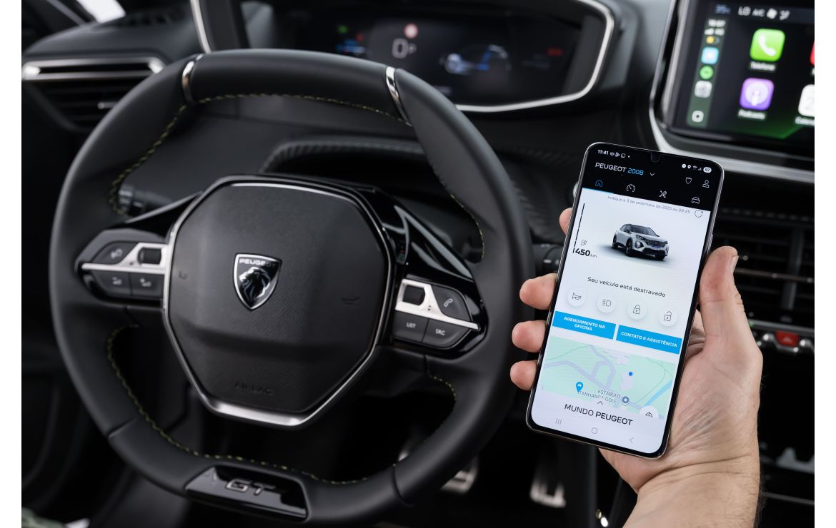 Visão da tela interna de um Peugeot, mostrando a interface do sistema MyPeugeot, com ícones de conectividade e informações do veículo.