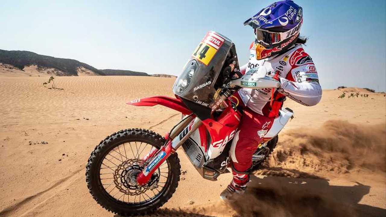 Laia Sanz em sua GasGas RC 450F durante o Rally Dakar