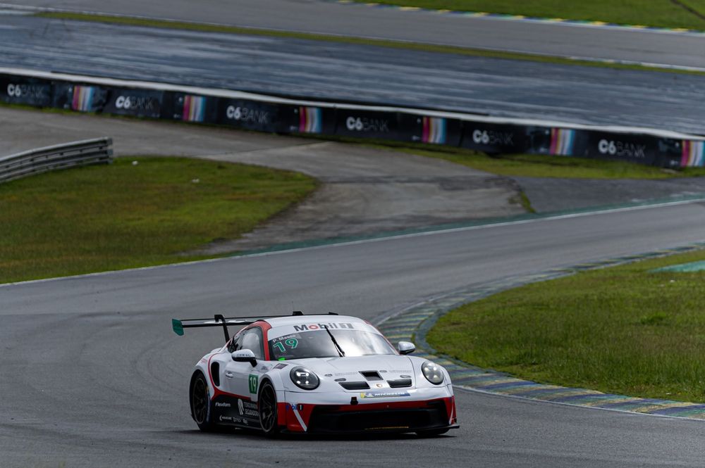 Pipo Massa no cockpit de um carro da Porsche Cup