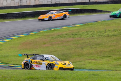Marçal Muller no cockpit de um carro de corrida