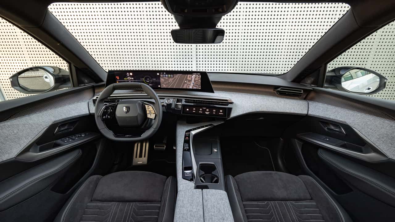 Interior do Peugeot e-3008 com i-Toggles