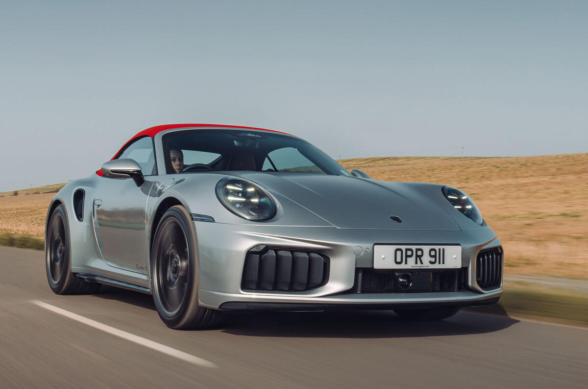 Porsche 911 Turbo S 2026 híbrido, visão traseira em movimento