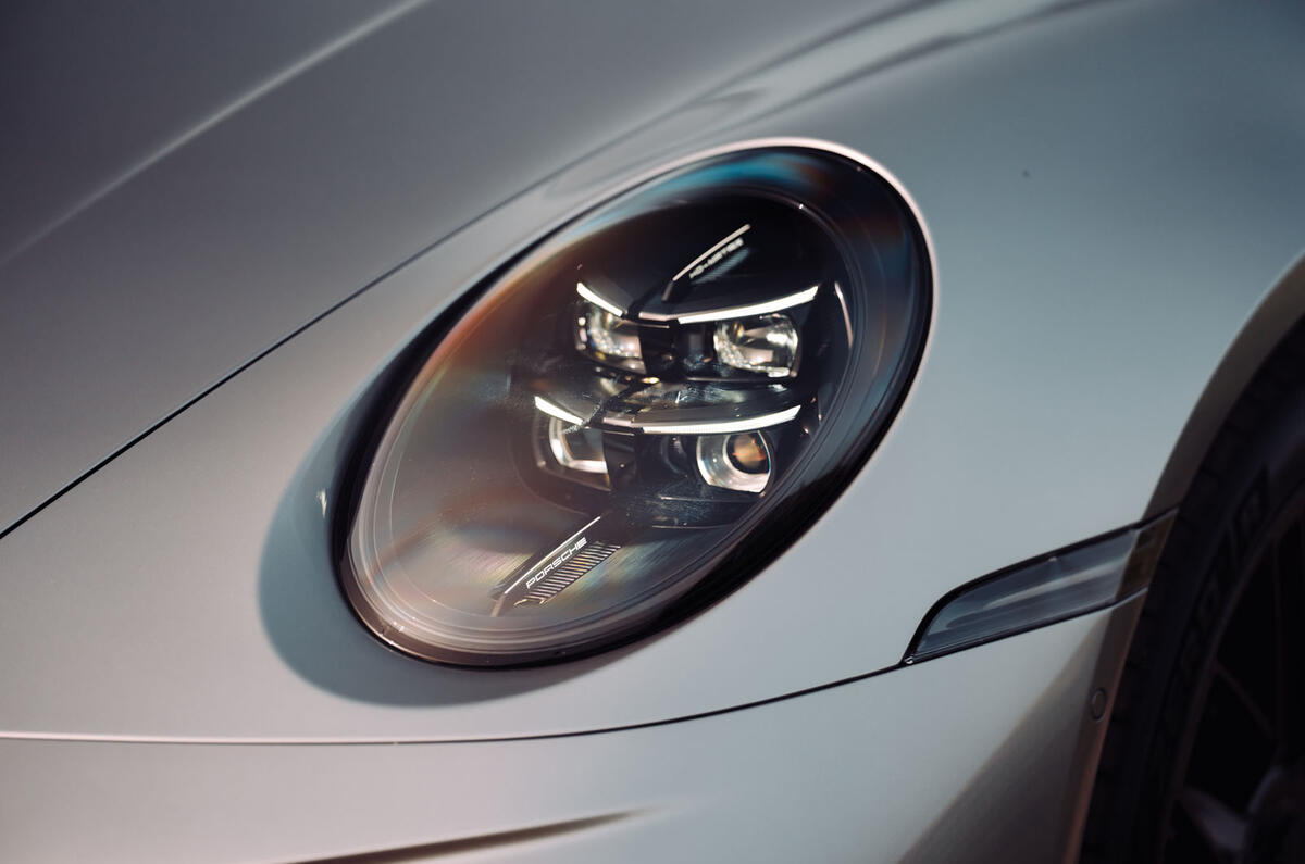 Porsche 911 Turbo S 2026 híbrido, interior com bancos esportivos